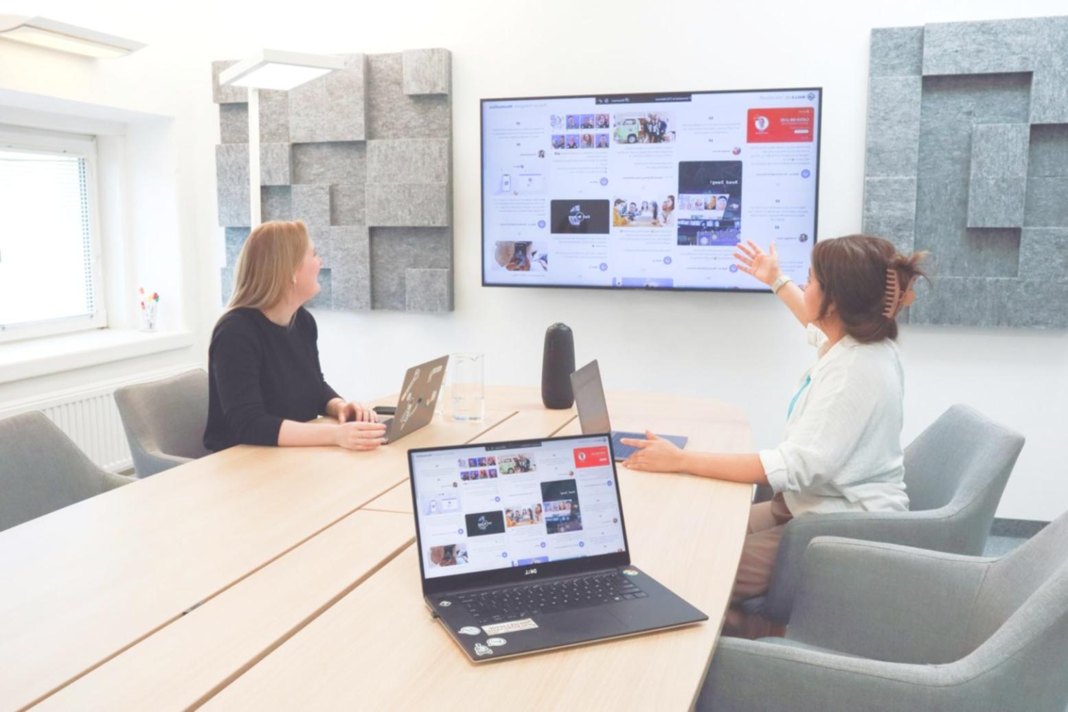 Groupe d'apprenants collaborant sur des projets financiers